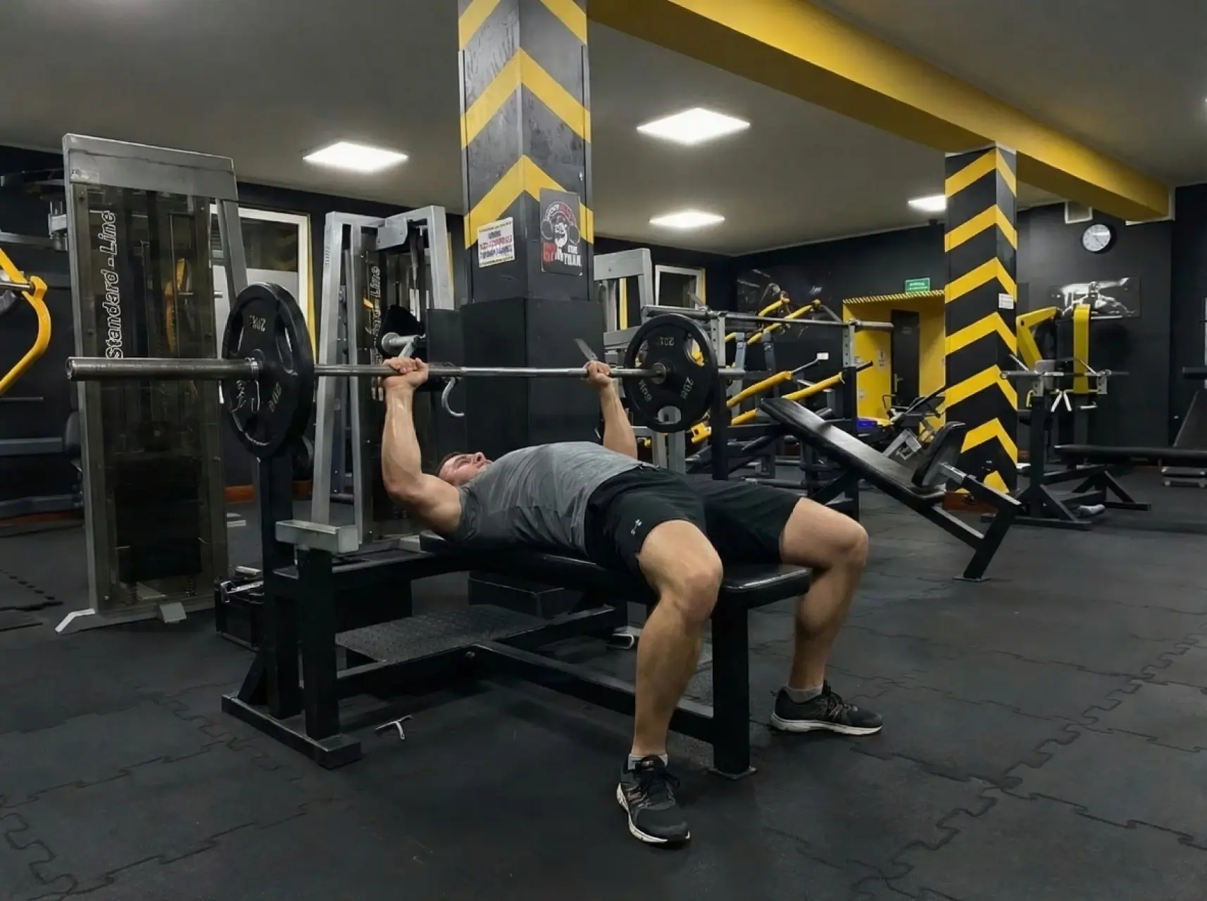 Osoba ćwicząca na siłowni